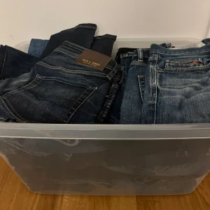 Jeansbyxor i olika modeller - En samling av jeansbyxor från Jack & Jones i olika tvättar och stilar. Perfekta för en avslappnad look med klassisk denimkänsla. Passar bra till både vardag och mer uppklädda tillfällen. Och andra märken ! Finns i Trollhättan 