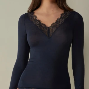 Intimisimi tröja 🩷 - Säljer min intimisimi tröja som knappt är använd, bara ett fåtal gånger. Jätte bra skick. Mörkblå färg. Skriv för intresse. Storlek S. 