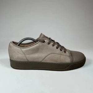 Lanvin skor - Just idag helt galet pris, 1199!👑                                   Stilrena skor från Lanvin🤩 Skorna är i väldigt bra skick✅ Självklart med grymt pris💰 Stl 8 som passar runt 43 EU💯 Hör av dig om minsta fundering✍️