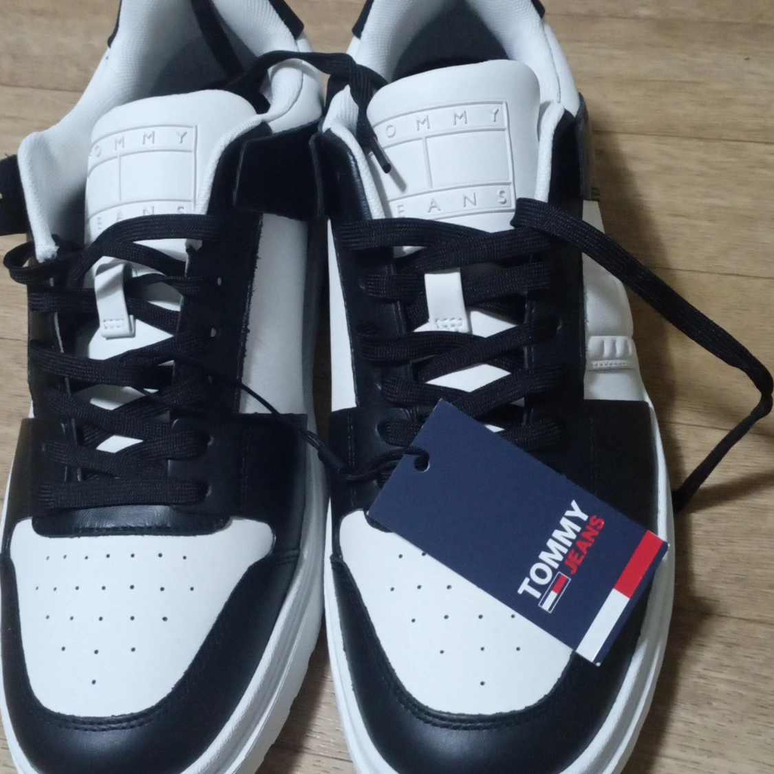 Svartvita sneakers från Tommy Jeans
