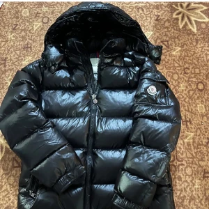 Svart pufferjacka från Moncler - säljer för den va för stor Storlek S men kanske också passar M  inte min bild men kan visa senare ida 