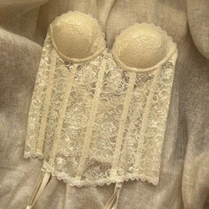 Vit spetskorsett med strumpeband, vintage, XS-S. Sabrina Carpenter! - Otroligt fin, vintage korsett i vacker spets. Kuporna har lite push-up!  Storlek 34A, XS-S Midja; 70 cm, med lite stretch. I nyskick!