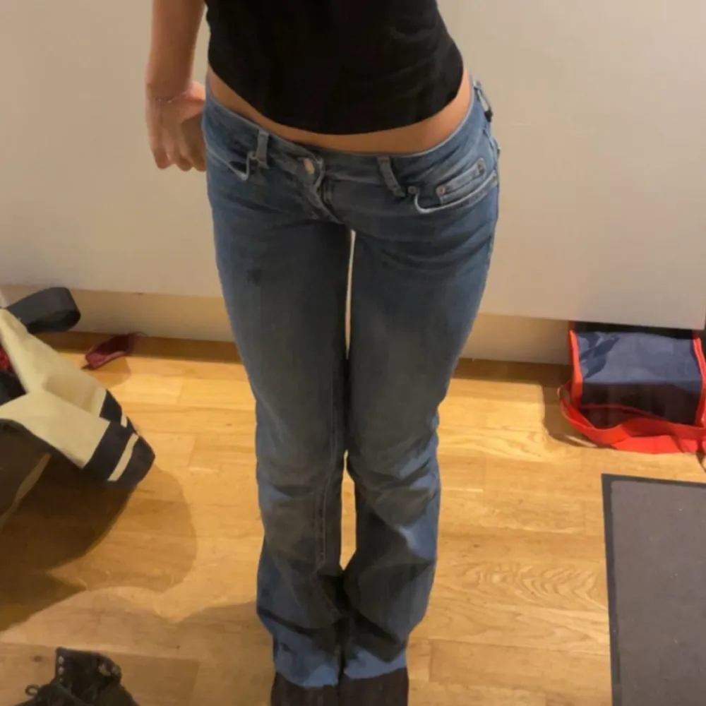 Snygga blå lågmidjade jeans. Köpta på Zara. Dom är i strl 32. Dom är sydda lågmidjade, och eå blir byxorna längre så jag har klippt med dom en liten bit. Jag är runt 160❤️Pris går att diskuteras.❤️. Farkut & Housut.