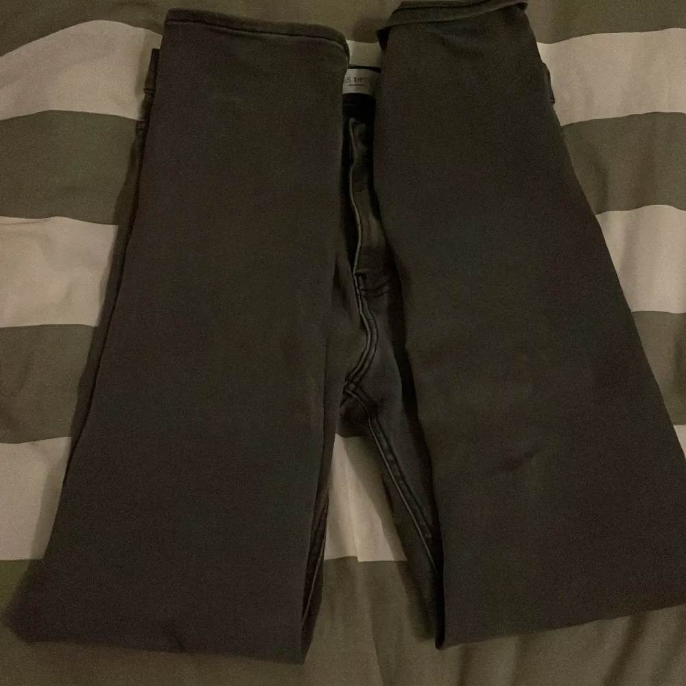 Snygga grå jeans från Les Deux med en klassisk design. De har en knappgylf och femficksmodell. Perfekta för en stilren look. Storlek 28! Nypris ligger på 1199kr o mitt pris endast 339kr! priset går självklart att diskuteras om man följer! Se bild fem för de defekter som finns, Hålen är lagade med en grå tråd o syns inte mycket när jeansen använts! Mvh Småland, bolaget 🤗. Farkut & Housut.