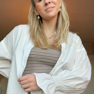 Randig ribbad tubtopp - Säljer en tubtopp från Mango. Perfekt för sommardagar eller under kofta☀️