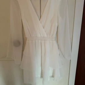 Vit omlottklänning med volanger - Vit klänning perfekt till studenten eller annan avslutning🤩Helt fläck-och skadefri, använd en gång! 