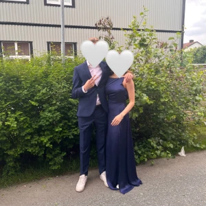 Mörkblå satinklänning med öppen rygg - Superfin långklänning i mörkblå satin med slits och öppen rygg med spets detaljer🩵Använd en gång, helt fläck-och skadefri!🤩