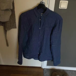 Skjorta  - Säljer min skjorta i väldigt bra skick och storlek S