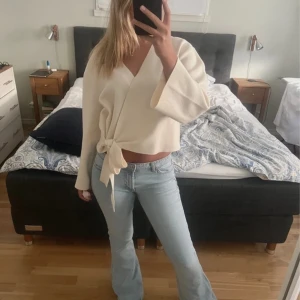 Low waist bootcut jeans - Säljer dessa super snygga Zara jeans då dem är förstora för mig! Pris går såklart att diskutera💕 långa i benen innerbenslängd: 83 cm midjemått: 40 cm