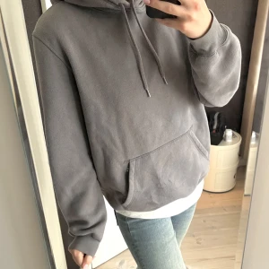 Grå hoodie - Snygg grå hoodie! Mycket bra skick utan defekter! 