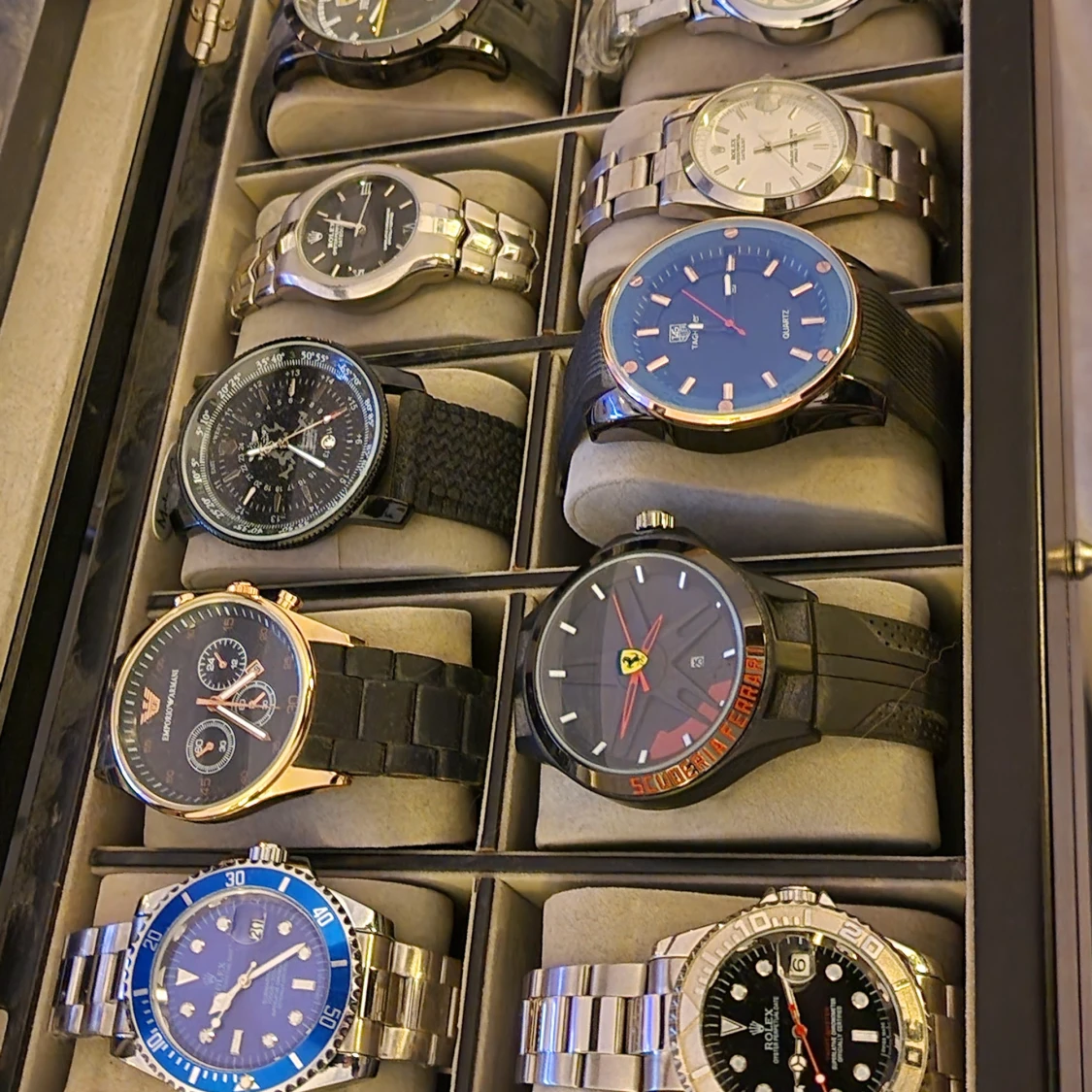 Samling av 10 klockor i olika stilar, replikor - 1