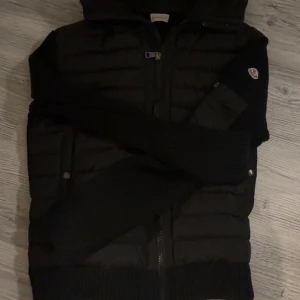 Moncler cardigan  - Snygg moncler cardigan ! Storlek L-M går att förhandla priset