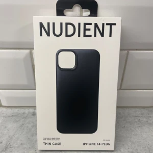 iPhone 14 plus skal - Helt oanvänt mobilskal från märket Nudient i färgen ”inc black”. Gjord för Iphone 14 plus.  Nypris på deras officiella hemsida ca 350kr.  Information - 100% återvunnen plast - Ultratunn design (1mm) - Mjukt premium mikrofiberinlägg - Kompatibel med trådlös laddning - Designad av Jesper Ståhl  Förpackning aldrig öppnad så precis som från butik 10/10 skick.  Pris kan diskuteras vid snabb affär!