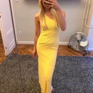 Gul långklänning nakd  - Snygg gul långklänning fråm nakd nyskick 