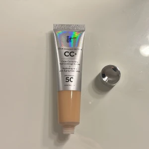 IT cc cream - I färgen light men ser mörkare ut än andra fondations i light. Helt oöppnad (se bild) 12ml