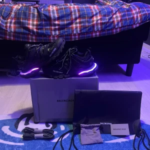 Balenciaga tracks - Säljer mina tracks då dom börjar bli små men dom är riktigt sköna allt funkar inget är sönder eller något har alla extra grejer fråga gärna om extra bilder pris går att diskutera 
