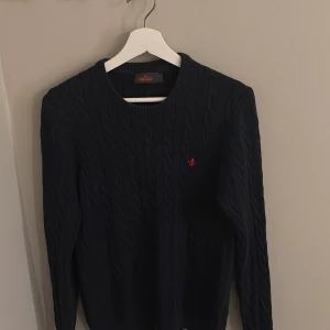 Mörkblå  tröja från Morris - Säljer en stilren mörkblå kabelstickad tröja från morris. Storleken är L men sitter som S,XS enligt mig. Hör av er vid frågor mvh Elji. 