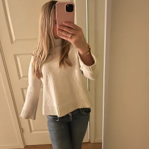 Vit stickad tröja - Säljer en stilren vit stickad tröja från malene birger. Tröjan har långa ärmar och ribbade kanter vid ärmslut och nederkant. Supersnygg till våren och sommaren. Hör av dig vid intresse! 🤍