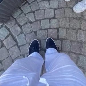 Mörkblåa, vita sneakers - Perfekta nu till våren/sommaren! Använda ett fåtal gånger och bara en liten defekt på höger baksida men inget man tänker på. Nypris 1100:- Från Vagabond. Skriv till mig vid frågor!💓 