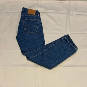 Levis 501 jeans - Blåa Levis 501| Använda en gång så dom är i mycket bra skick| Strl 30/30.färgen är lite ljusare i verkligeten! Skriv om ni vill ha fler bilder 🌟