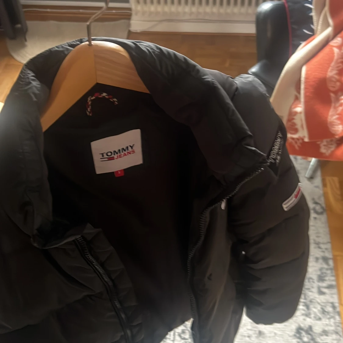 Svart pufferjacka från Tommy Jeans - 2