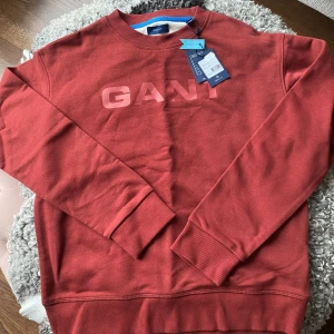 Burgundy sweatshirt från GANT - Oanvänd sweatshirt från GANT i stl 176 med prislappen kvar. Nypris 799 kr