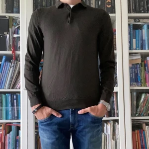 Grön hugo boss piké  - Merino pike från hugo boss. Storlek M men sitter som s/xs. Nypris ca 1799. Modellen är 182.