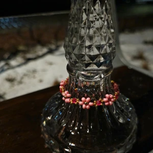 ~ Handgjort rosa armband ~ - Fint armband med rosa blommor och rosa diamant formade pärlor. Armbandet har även inslag av guld. Perfekt för att ge en färgglad touch till din outfit.