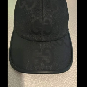 Svart keps från Gucci - Snygg svart keps från Gucci med det ikoniska GG-mönstret. Kepsen har en justerbar rem baktill för perfekt passform. Man kan även få med box och dustbag inklusive tags. Pris kan diskuteras vid en snabb affär Men för seriösa köpare endast!!
