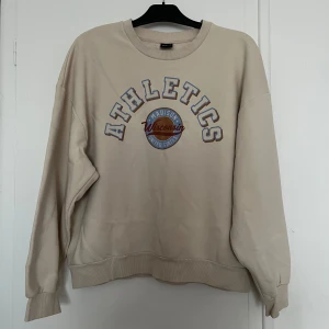 Beige sweatshirt från Gina Tricot - Säljer en beige sweatshirt från Gina Tricot. Tröjan har en rund halsringning och långa ärmar. Passar även på M. Perfekt för en avslappnad stil.