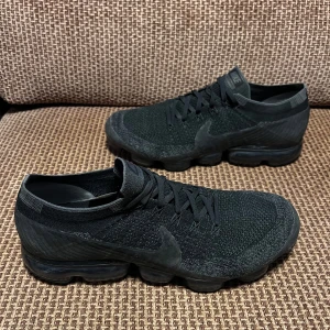 Nike Air VaporMax Flyknit tripple black  - Skick 9/10, använt någon enstaka gång. 