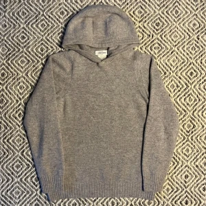 GRAN SASSO HOODIE - Tjena! Säljer nu denna tvär feta Gran sasso Hoodie! | Skick 9/10 mycket bra! | minimalt nopprig (bild 4) | Storlek 50 passar XS/S | Nypris ca 3000kr | Mitt pris 1199kr | Kom pm vid frågor eller funderingar! | Postas eller möts upp i Gävle