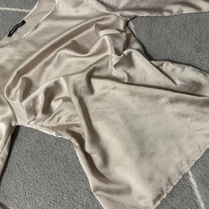 Beige långärmad topp/bluse  - Galet snygg bluse som sitter så himla fint på den är i nytt skick❤️