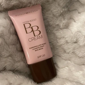 BB cream - Säljer en oanvänd BB cream från makeupmekka i färgen ”Be kind”, den har också spf 20 i sig 😊