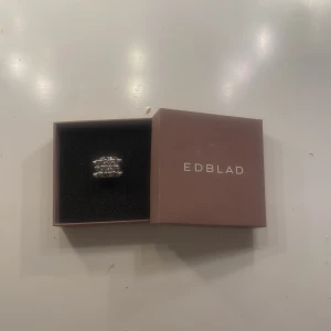 spik ring - silvrig ring med spikar från Edblad. Har använt den rätt mycket men den är i jätte bra skick fortfarande. Säljer den för jag är guld tjej. storlek 17,5 motsvarar M.