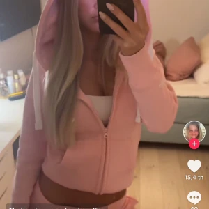 Russemerch kofta  - Lånade bilder men kan fixa egna om det önskas! Rosa Russemerch kofta i storlek S, använd 3-5 ggr. Nypris 850 (750+99kr frakt)