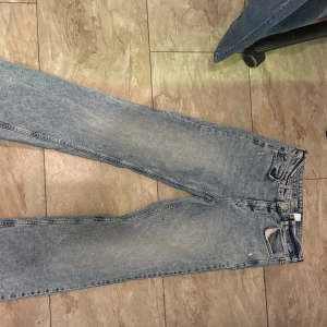 Bootcut jeans i ljus denim - Snygga bootcut jeans i ljusblå denim . Perfekta för en avslappnad stil. Klassisk design . Passar bra till både sneakers och stövlar.