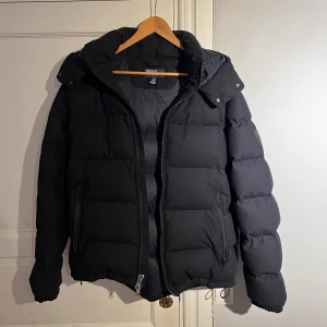 Polo Ralph Lauren The Decker jacka - Mörkblå Jacka från Ralph Lauren, inköpt för två månader sedan på Zalanda och sparsamt använd. Ytterfoder i 40% ull vilket ger jackan ett matt och lyxig utseende. Nypris 8500kr