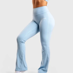 Ljusblå träningsbyxor från Peach - Snygga ljusblå träningsbyxor från Peach med hög midja och bootcut-stil. Byxorna har en tight passform och är tillverkade i ett stretchigt syntetmaterial. Perfekta för träning med en smickrande scrunch-detalj bak.