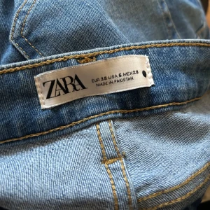 Blå jeans från Zara - Snygga blå jeans från Zara med en klassisk design. De har en hög midja och en rak passform som ger en stilren look, dem är även lite bootcut. Passar till nästan allt. 