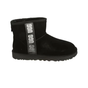 Svarta UGGS - Säljer ett par svarta UGG boots i mocka. Har använt dem under 2 vintrar, men säljer nu dessa eftersom de inte kommer till användning. Perfekta för höst och vinter! Nypris: 2300 kr