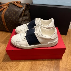 💫Valentino open sneakers💫 - Hej! Säljer ett par riktigt snygga Valentino sneakers i modellen open. Storlek 42 men passar även 43. De har en stilren design med en bekväm passform och är i bra skick. Perfekta för både vardag och fest! Box, dustbags och Kvitto medföljer. Hör av er vid frågor eller funderingar🙌💫