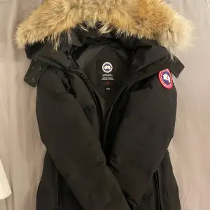 Säljer en svart dunjacka från Canada Goose i mycket bra skick. Det är en kort modell, köpte den av en tjej här på plick men fick hem den och den var för liten, jag är 172 och bär i tröjor xs-s. Den var thigt över brösten och armarna. Annars jätte fin och man kan även spänna in den i midjan❤️Den är äkta, skriv till mig om ni är intresserade eller undrar något❤️