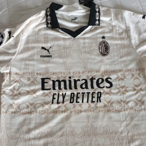 AC Milan X Pleasures fotbollströja 2024 - Hej säljer nu min AC Milan X Puma X Pleasures tröja. Den är helt ny och aldrig använd, tags o allt finns kvar. Storlek L men sitter mer som m kanske. Jag är 182 o den är lite lång. Passar perfekt till 185-190