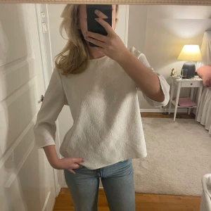 Vit tröja med trekvartsärm - Säljer en stilren vit tröja med trekvartsärm. Perfekt för både vardag och lite finare tillfällen. Tröjan har en lös passform och är superbekväm att ha på sig. Passar perfekt till jeans eller kjol. Storlek S💕