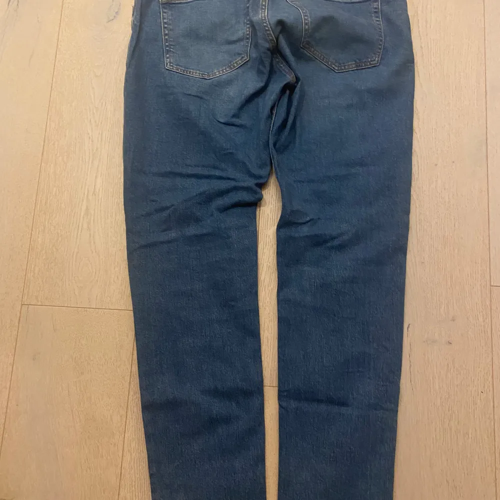 Säljer ett par snygga blå jeans från Zara i storlek 42. De har en klassisk femficksdesign och är perfekta för vardagsbruk. Jeansen är i bra skick och har en normal passform. Perfekta för både höst och vår!. Jeans & Byxor.