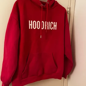 Röd hoodie från Hoodrich - Säljer en snygg röd hoodie från Hoodrich i bra skick. Den har en stor ficka fram och justerbar huva med snören. Perfekt för höst och vinter, och den är superbekväm att ha på sig. Passar både till vardags och chillkvällar. 🔥