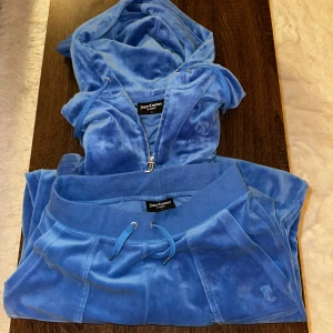 Juicy Couture Set - Ordinarie pris är 2499kr. Säljer billigt pga en liten detalj har lossnat på ena snöret på byxan.