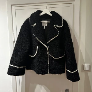 Svart Teddyjacka - Säljer en supermysig svart teddyjacka från Object i storlek 34. Nyskick, köpt för endast en månad sedan. Ordinariepris 1199kr