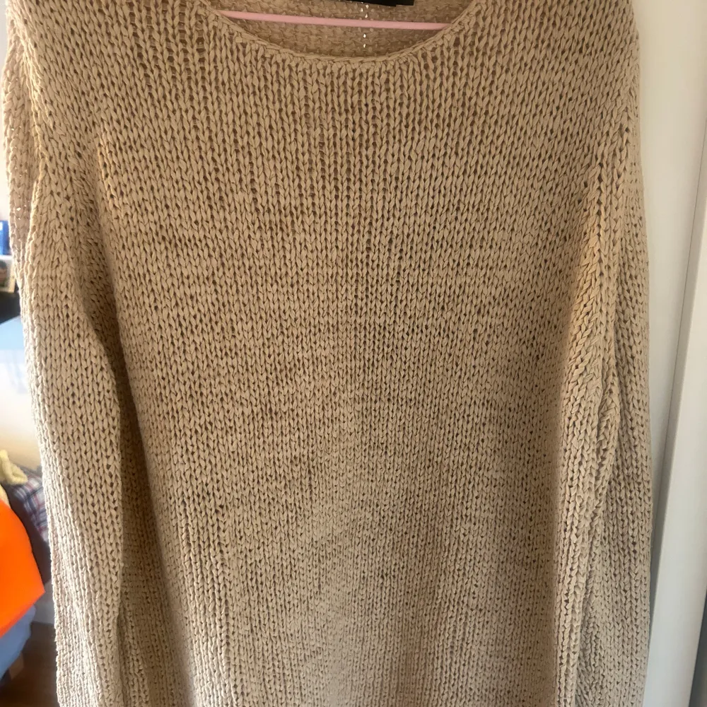 Mysig beige stickad tröja från Remain i storlek XXL. Perfekt för kyliga dagar med sin bekväma passform och långa ärmar. Enkel och stilren design som passar till det mesta. Ett måste i garderoben för höst och vinter!. Tröjor & Koftor.